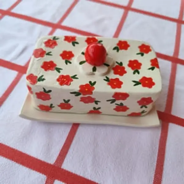Beurrier décor petites fleurs rouges