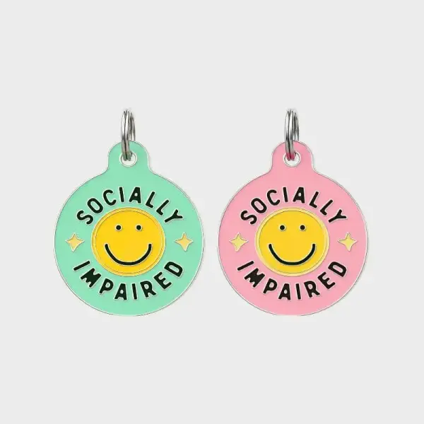 MÉDAILLE POUR CHIEN – SOCIALLY IMPAIRED (2 COULEURS DISPO)