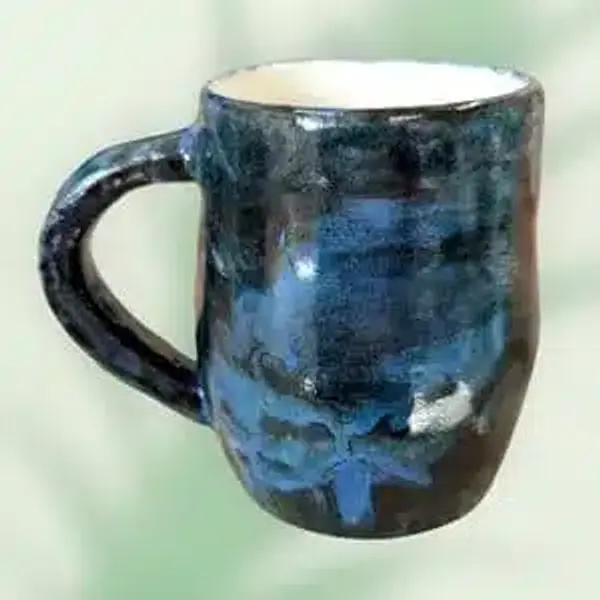 Mug décoré aux engobes mêlés bleu et noir