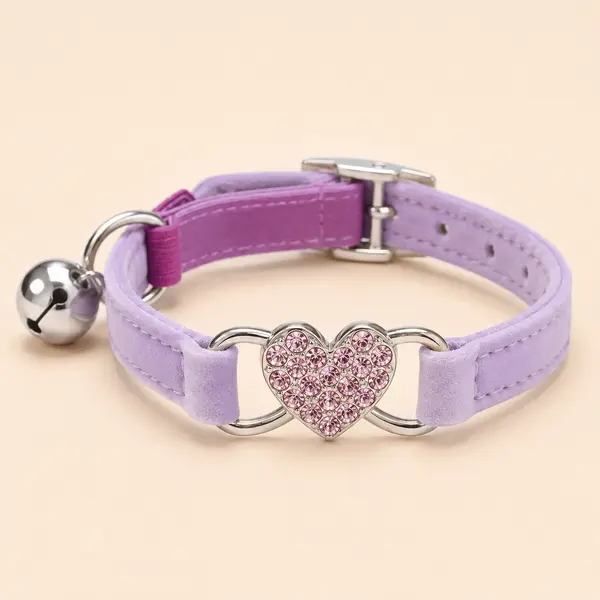 Collier chien à breloque cœur et cloche violet